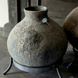 Oud Stenen Kruik op Statief Hoffz links