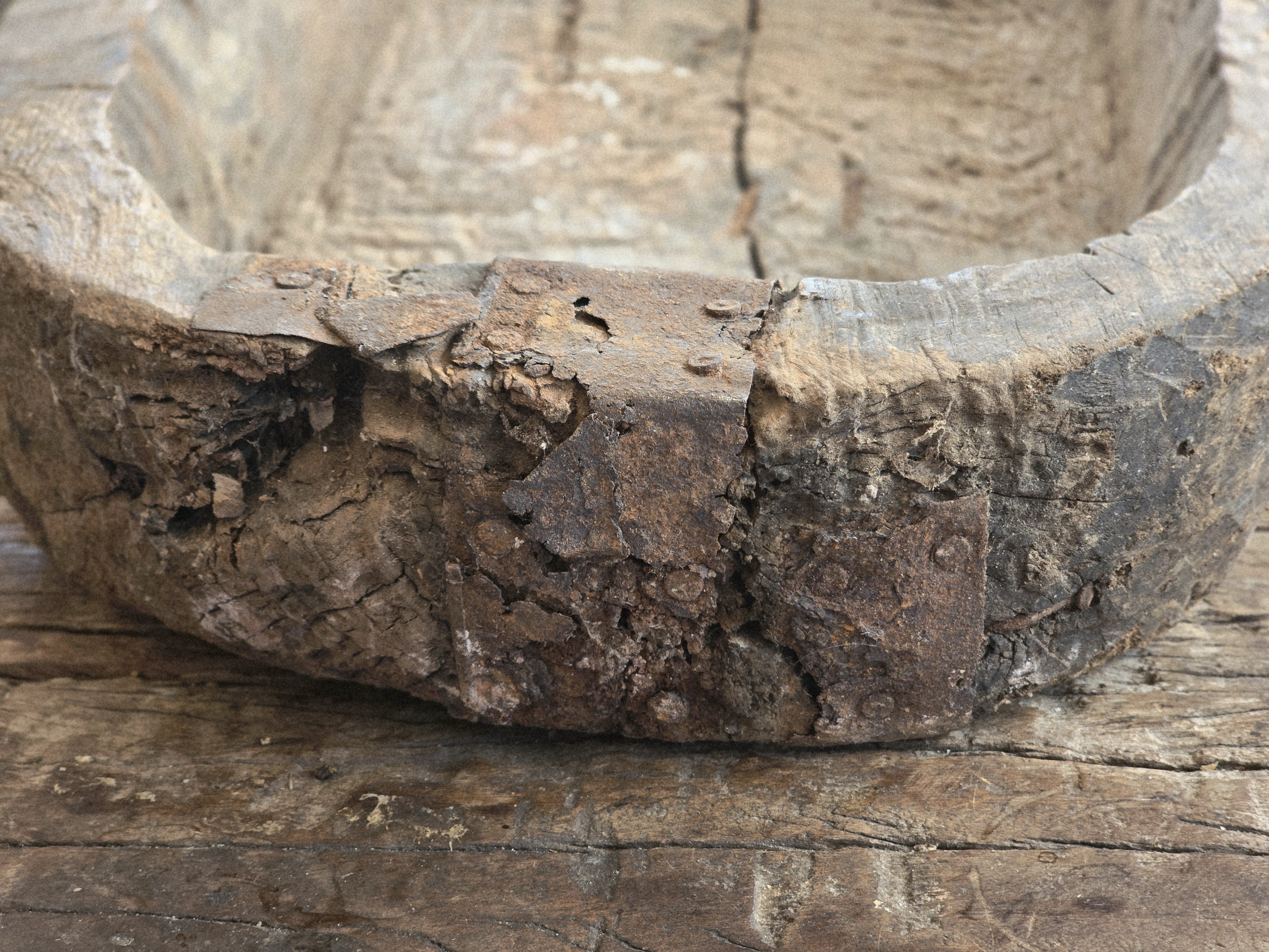 Authentieke Houten Trog met IJzerbeslag Roest
