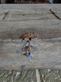 Oud Authentiek Houten Kistje met IJzerbeslag