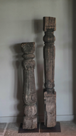 Uniek Houten Ornament op Statief links