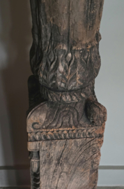 Uniek Houten Ornament op Statief rechts