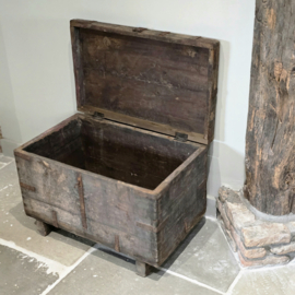 Oud Houten Kist met IJzerbeslag Roest