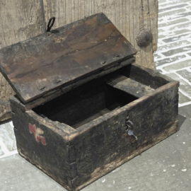 Oud Houten Kistje met Roestig IJzerbeslag