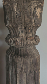 Uniek Houten Ornament op Statief links