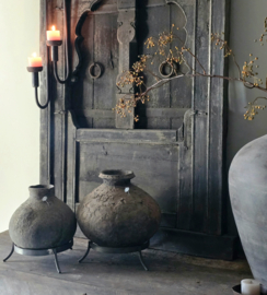 Oud Stenen Kruik op Statief Hoffz rechts