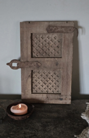 Oud Houten Luikje met IJzeren Details nmr 6