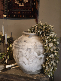 Oude Kruik met grote Toef Steeneik