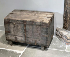 Oud Houten Kist met IJzerbeslag Roest