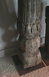 Uniek Houten Ornament op Statief links