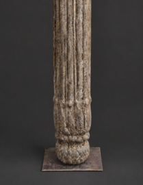 Oude Houten Ornamentlamp met Linnen Kap