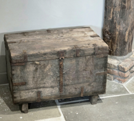 Oud Houten Kist met IJzerbeslag Roest