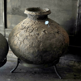 Oud Stenen Kruik op Statief Hoffz rechts