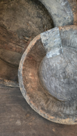 Oude Doorleefde Houten Schaal met IJzeren Details linker