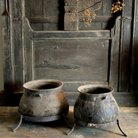 Oud Stenen Kruik op Statief Hoffz links