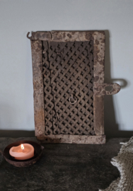Oud Houten Luikje met IJzeren Details nmr 4
