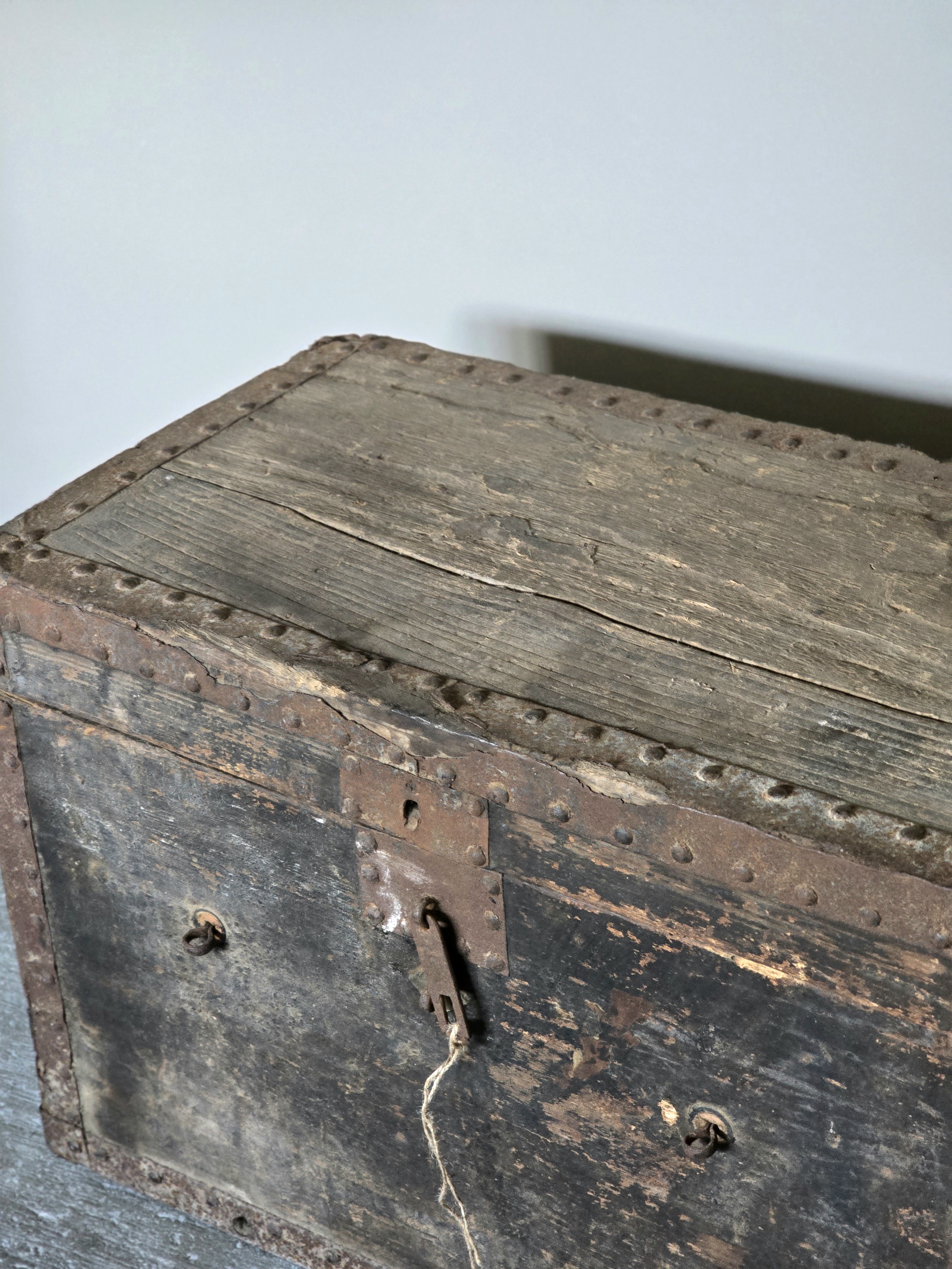 Oude Houten Kist met Roestig IJzerbeslag