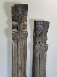 Oud Houten Ornament op Statief rechts