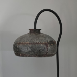 Staande IJzeren Kruiklamp