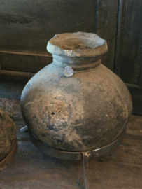 Oud Stenen Kruik op Statief van Hoffz rechter