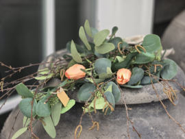 Kunstboeket met Zalmkleurige Tulpen Berk en Eucalyptus