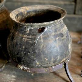 Oud Stenen Kruik op Statief Hoffz rechts