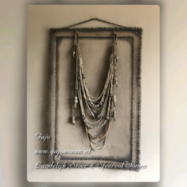 Kalkdoek met Ketting van Houten Kralen en Touw