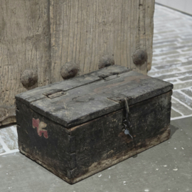 Oud Houten Kistje met Roestig IJzerbeslag
