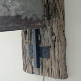 IJzeren Kruiklamp op Houten Doorleefde Plank