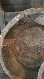 Oude Doorleefde Houten Schaal met IJzeren Details linker