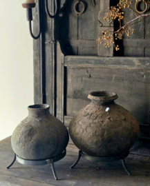 Oud Stenen Kruik op Statief Hoffz rechts