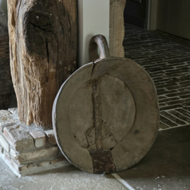 Oude Houten Schaal met Handvat en Roestig IJzerbeslag
