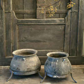 Oud Stenen Kruik op Statief Hoffz links