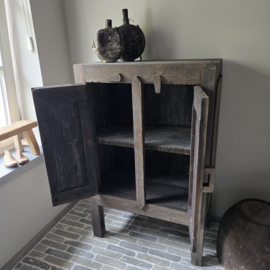 Oud Doorleefd Houten Kastje Old Farm Aura Peeperkorn