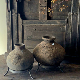 Oud Stenen Kruik op Statief Hoffz rechts