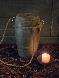 Unieke Oude Houten Pot  met Deksel en 2 IJzeren Ringen en Grof Touw
