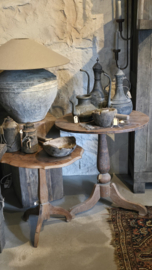 Oud Doorleefd Houten Bijzettafel met Ovaal Blad  links