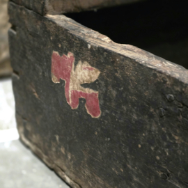 Oud Houten Kistje met Roestig IJzerbeslag