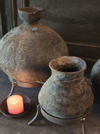 Oud Stenen Kruik op Statief van Hoffz vooraan