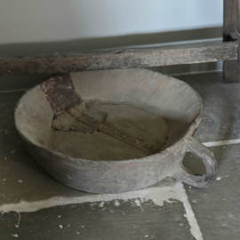 Oude Houten Schaal met Handvat en Roestig IJzerbeslag