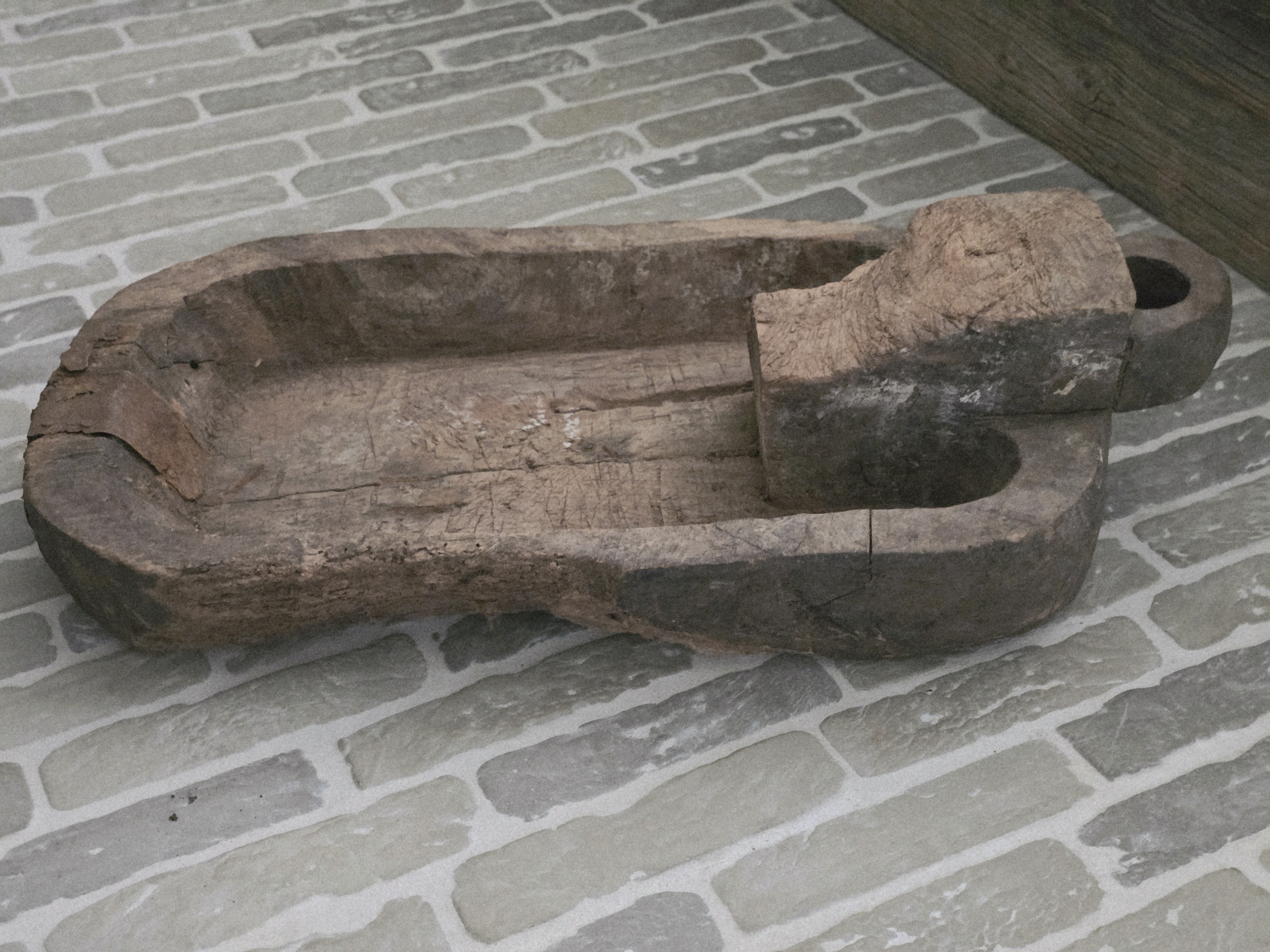 Authentieke Houten Trog met IJzerbeslag Roest