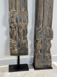 Oud Houten Ornament op Statief rechts