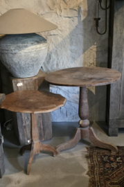 Oud Doorleefd Houten Bijzettafel met Ovaal Blad  links