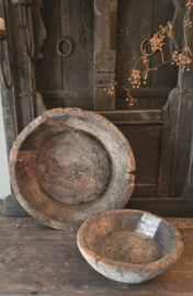 Oude Doorleefde Houten Schaal met IJzeren Details linker