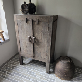 Oud Doorleefd Houten Kastje Old Farm Aura Peeperkorn
