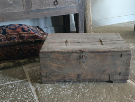 Oud Authentiek Houten Kistje met IJzerbeslag