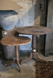 Oud Doorleefd Houten Bijzettafel met Ovaal Blad  links