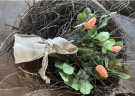 Kunstboeket met Zalmkleurige Tulpen Berk en Eucalyptus