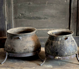 Oud Stenen Kruik op Statief Hoffz links