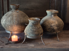 Oud Stenen Kruik op Statief van Hoffz vooraan