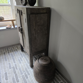 Oud Doorleefd Houten Kastje Old Farm Aura Peeperkorn